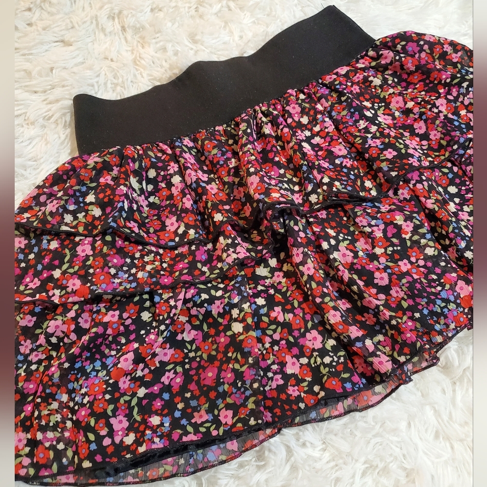 Flirtatious Floral Mini Skirt - Picture 2 of 4